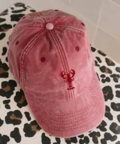 casquette rouge avec un homard